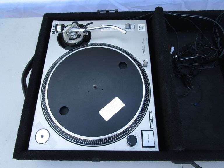LOT Technics Quartz Turntables, (1) 1200MK2, (1) SL1200 M3D w/ Hard Shell Dual Case