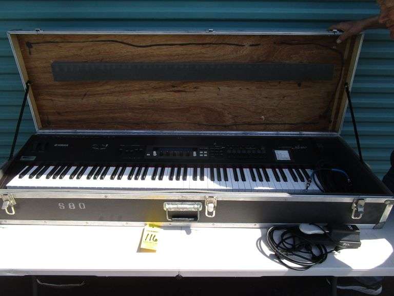 Yamaha S80 Keyboard w/ Hard Shell Case