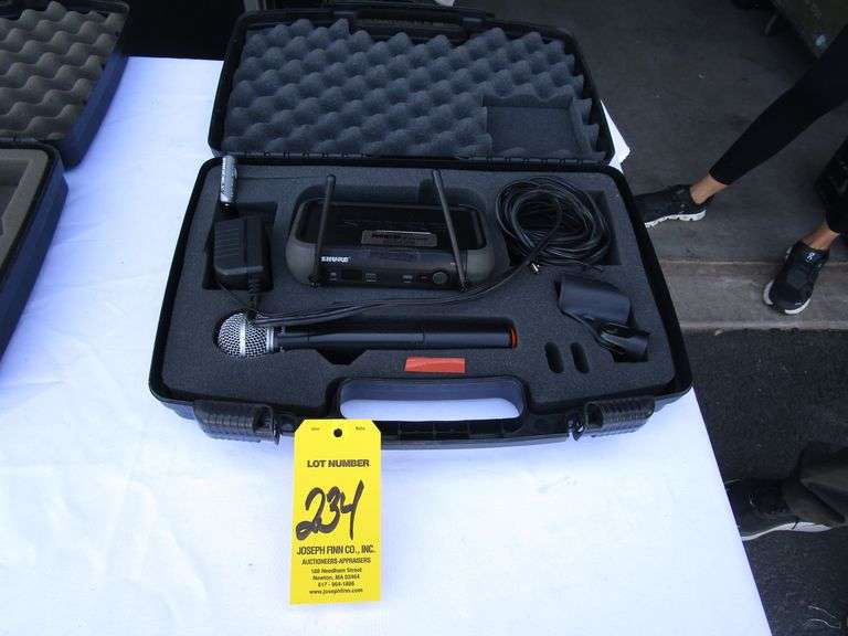 Shure PGX4  Wireless Mic Receiver w/ Shure PGX2 Wireless Mic (Freq. 524 - 542) and Case
