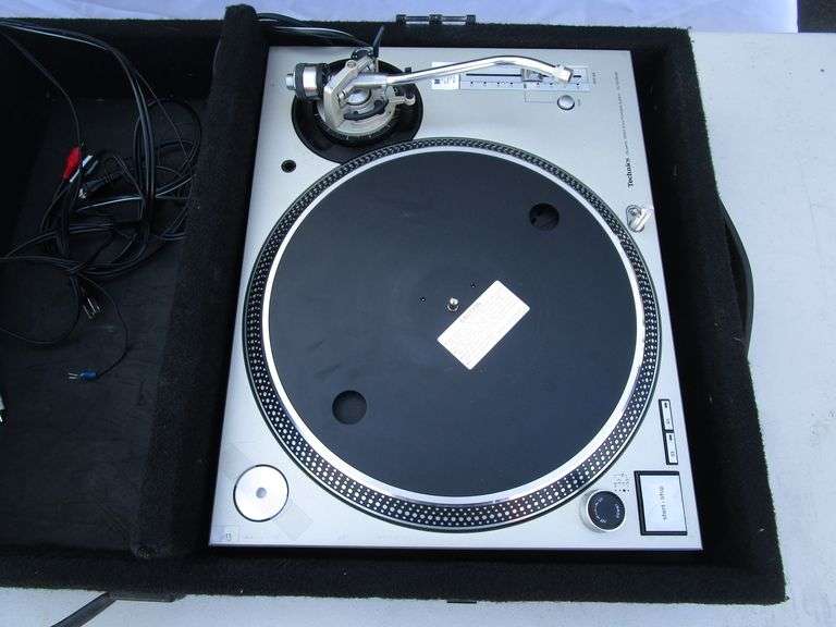 LOT Technics Quartz Turntables, (1) 1200MK2, (1) SL1200 M3D w/ Hard Shell Dual Case