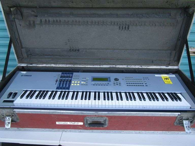 Yamaha Motif ES8 Keyboard w/ Hard Shell Case