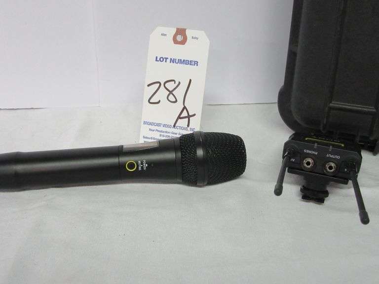 Sony Wireless System w/URX-O03 Receiver & UTX-M03 Handheld Mic 470-541 MHz w/Road Case