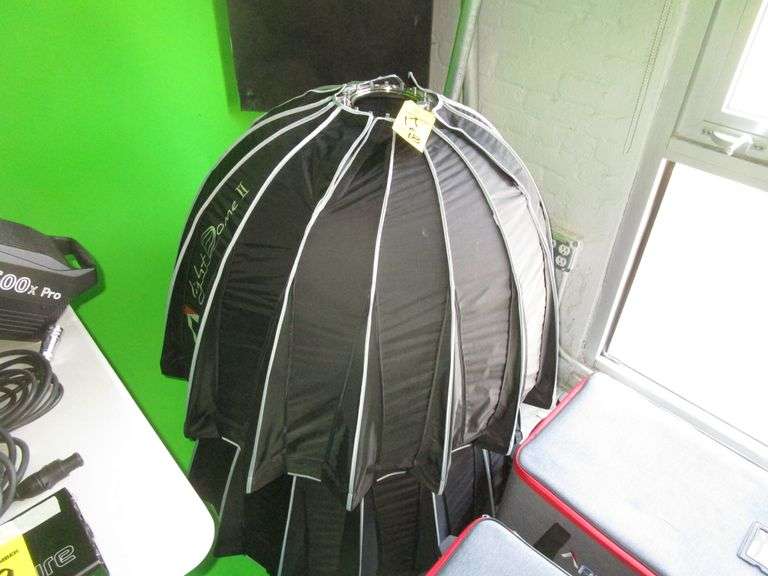 Aputure 600X Pro Light Storm Light w/ Ballast, Light Dome II Dome, Accessories, and Case