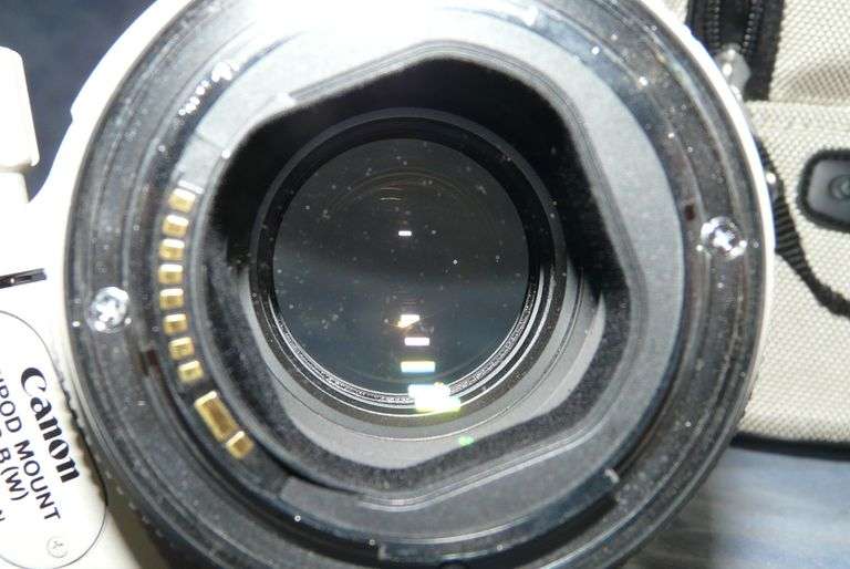 Canon 70-200mm 1:2.8 L IS II USM EF Mount Lens with Sunshade and Pouch
