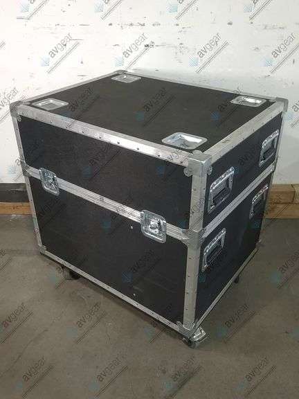 Armando Cases (2) [16x27x16] Custom Speaker Wheeled Road Case
Triangle Shaped Center Divider