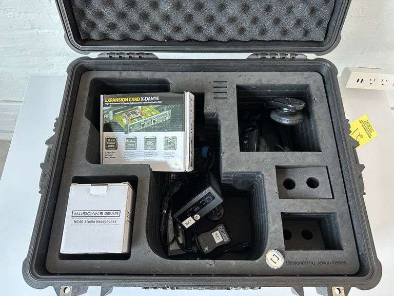 COMBO BOX 4 - Intel NUC, Blue Parrot Headphones (2 COUNT), MG40 Studio Headphones (2 COUNT), Expansi