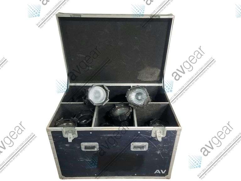 (24) ETC Source Four 750w Par Lights w/ Safety Cables & Clamps in Wheeled Road Case
