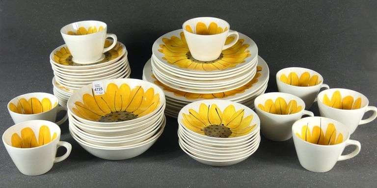 VERA NEUMANN SUNFLOWER PATTERN DINNERWARE