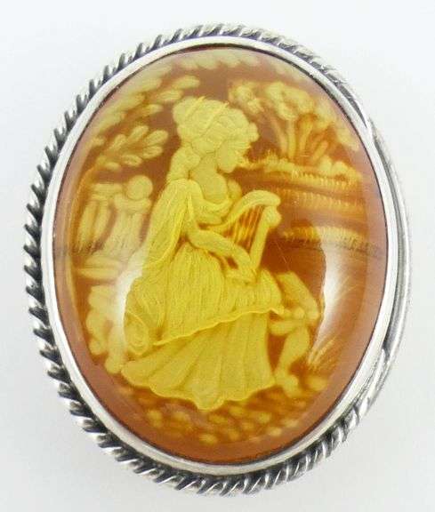 ANTIQUE/VINTAGE PENDANT/BROOCH