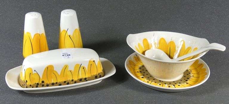 VERA NEUMANN SUNFLOWER PATTERN ACCESSORIES