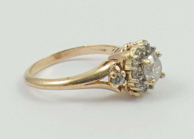 LADIES' DIAMOND RING