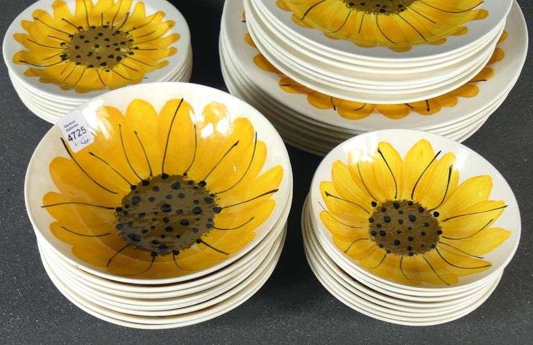 VERA NEUMANN SUNFLOWER PATTERN DINNERWARE