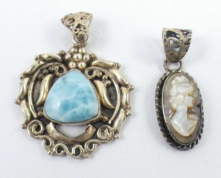 BRACELET, 2 PENDANTS