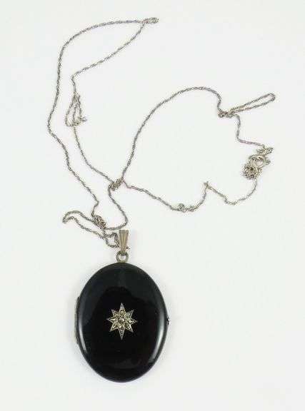 ANTIQUE PENDANT ON CHAIN