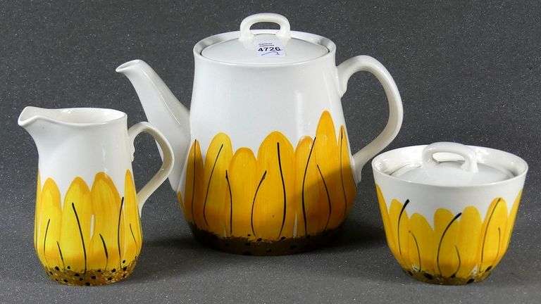 VERA NEUMANN SUNFLOWER PATTERN TEA SET