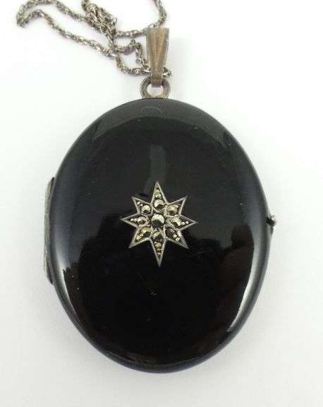 ANTIQUE PENDANT ON CHAIN