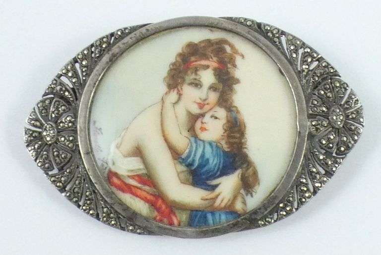 ANTIQUE BROOCH