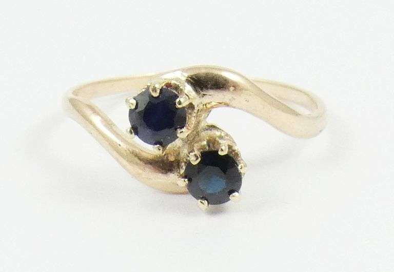 DAINTY SAPPHIRE RING