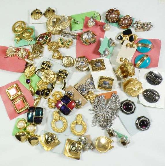 40 PAIRS FASHION EARRINGS