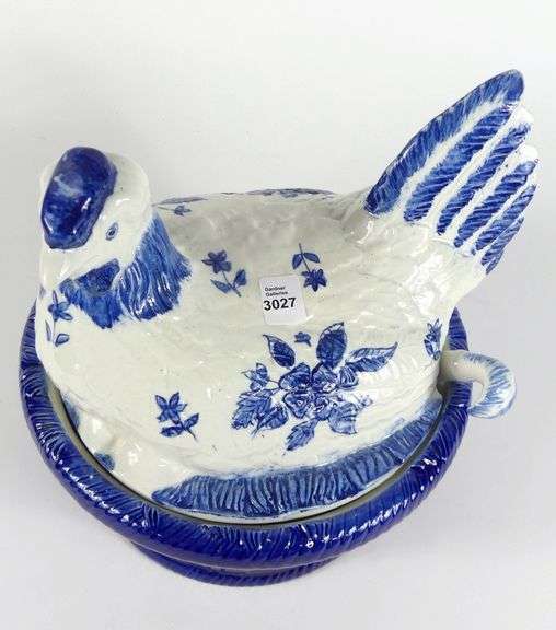 IMPRESSIVE HEN ON NEST TUREEN
