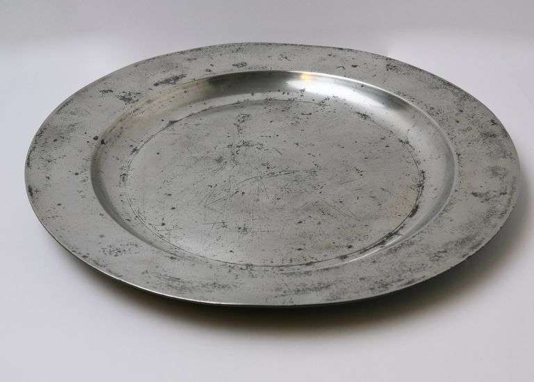 RARE 18TH CENTURY PEWTER CHARGER
