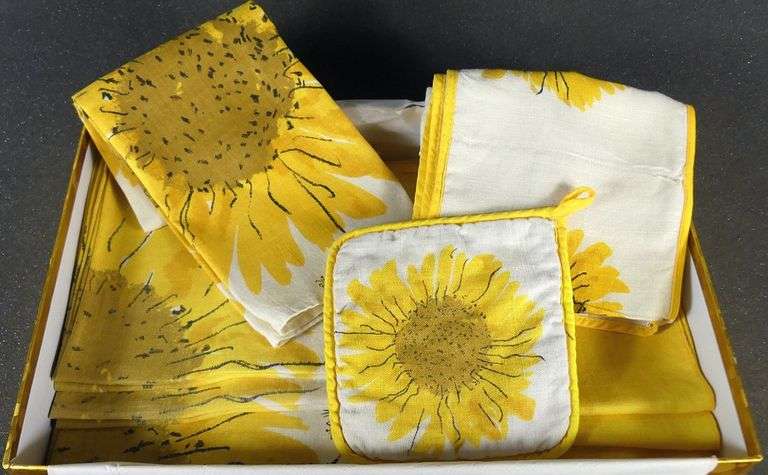 VERA NEUMANN SUNFLOWER PATTERN LINENS