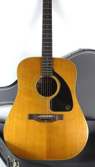 ACOUSTIC GUITAR