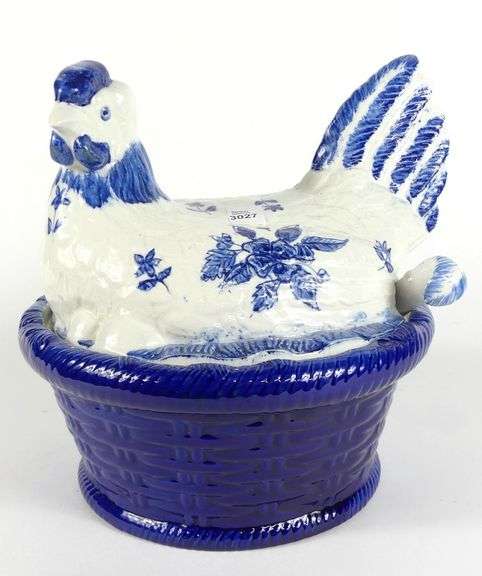 IMPRESSIVE HEN ON NEST TUREEN