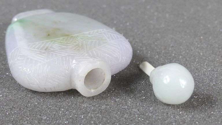 RARE CARVED LAVENDER JADE SNUFF BOTTLE