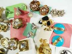 40 PAIRS FASHION EARRINGS