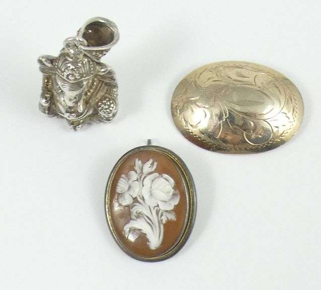 PENDANT & BROOCHES