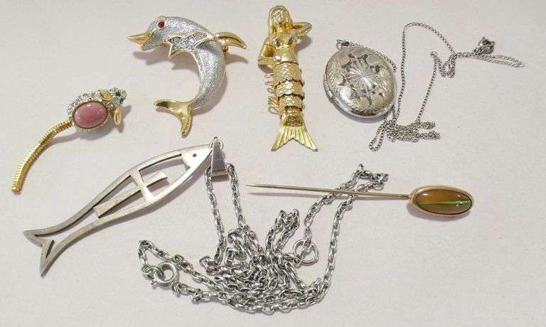 SIX PIECES OF JEWELLERY