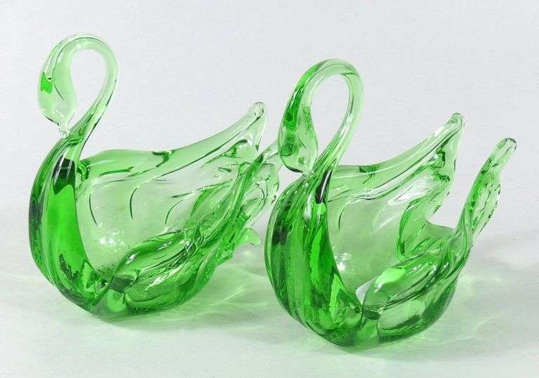 PAIR CHALET GLASS SWANS