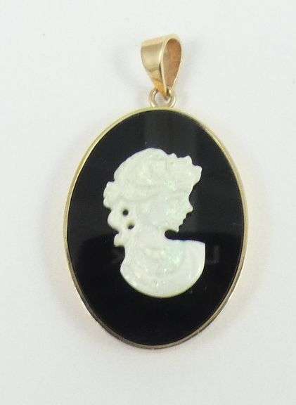 ELEGANT CAMEO PENDANT