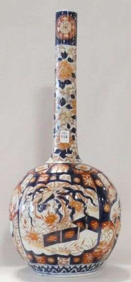 LARGE ANTIQUE CHINESE IMARI PORCELAIN VASE