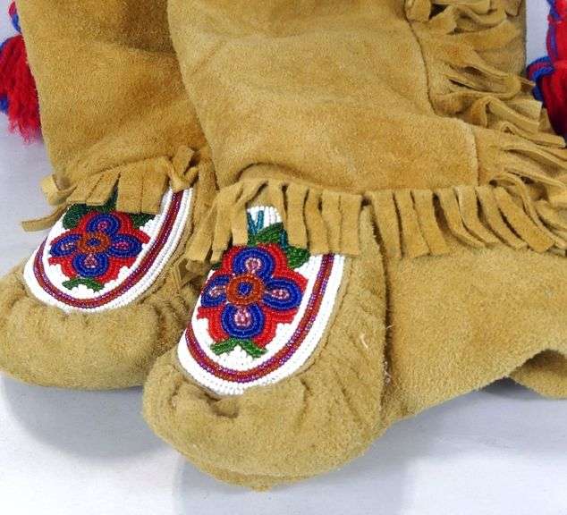 PAIR TRADITIONAL MOCCASINS