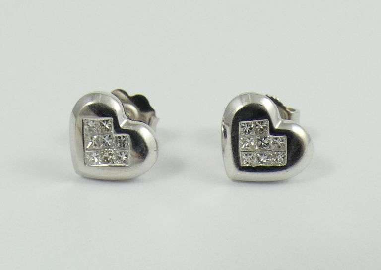 PAIR HEART-SHAPED DIAMOND EARRINGS