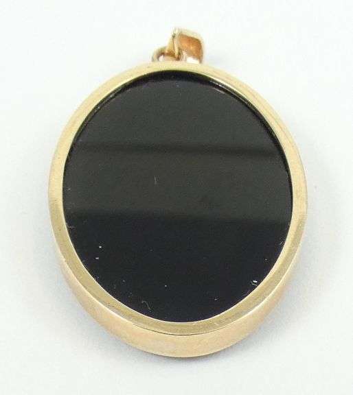 ELEGANT CAMEO PENDANT