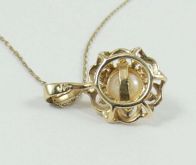 PENDANT ON CHAIN