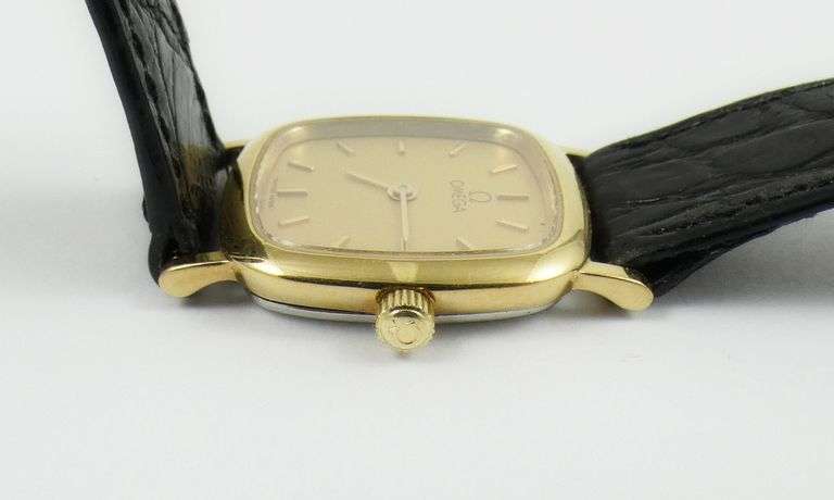 LADIES' OMEGA WRISTWATCH