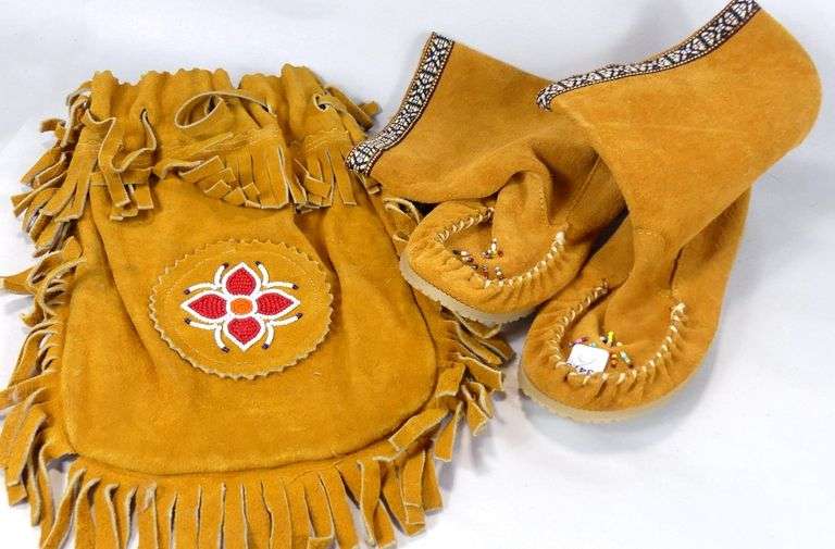 PAIR MOCCASINS & MEDICINE BAG