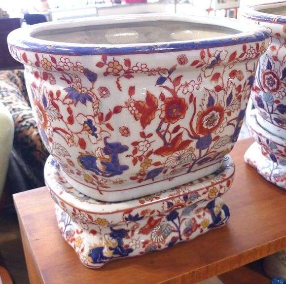 PAIR OF CHINESE IMARI PLANTERS AND STANDS