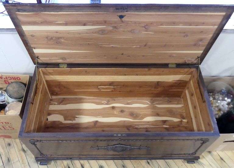 ROSEWOOD AND MAHOGANY BLANKET BOX