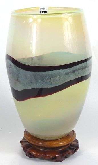 ART GLASS VASE