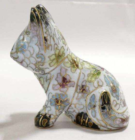 TWO CHINESE FIGURINES AND SNUFF BOTTLE