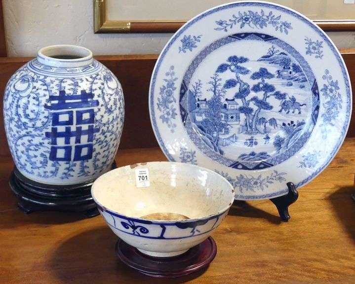 THREE PIECES OF CHINESE PORCELAIN