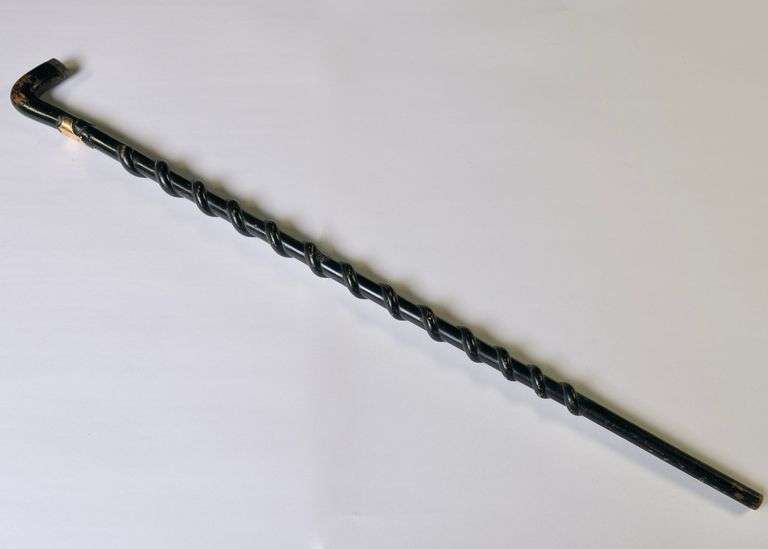 ANTIQUE WALKING STICK WITH 14K GOLD