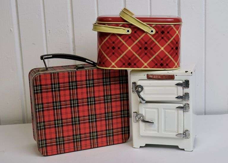 LUNCH BOXES AND ICE BOX