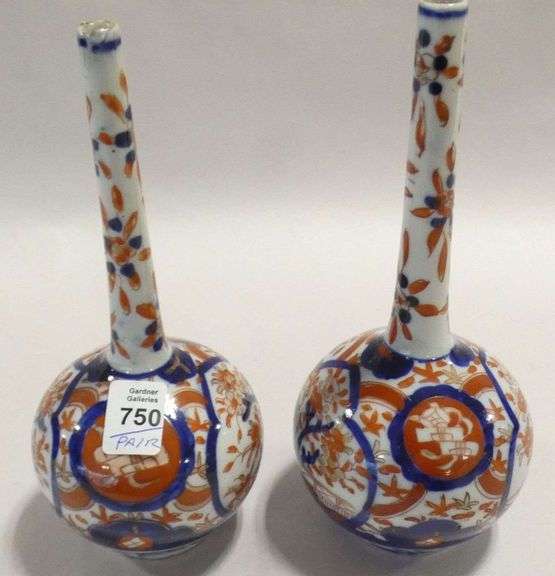 PAIR OF JAPANESE IMARI BUD VASES