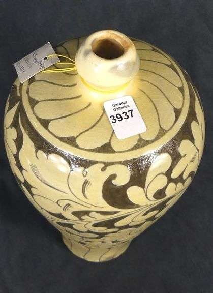 CHINESE POTTERY VASE